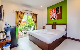 Baan Yuyen Karon Guesthouse